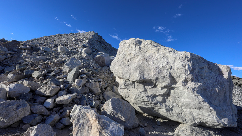 Minerai de lithium dans d'énormes rochers