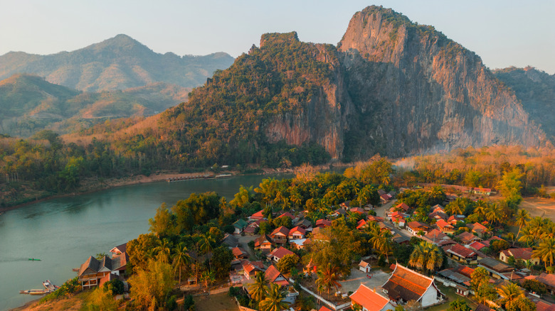Vue aérienne de la ville de Luang Prabang, des montagnes et du fleuve Mékong.