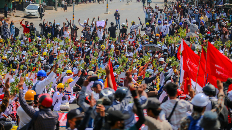 Une foule nombreuse manifeste au Myanmar.