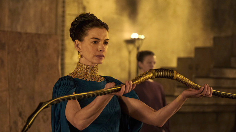 Anne Hathaway dans le rôle de Penelope tenant un arc dans L'Odyssée