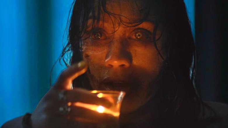 Thya se prépare à prendre un cocktail de cire dans Evil Dead Burn