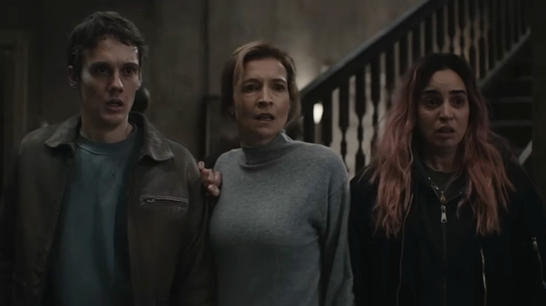 La famille a l’air effrayée dans Evil Dead Burn