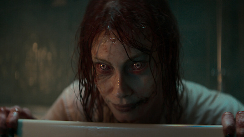 Deadite Ellie prend un bain dans Evil Dead Rise
