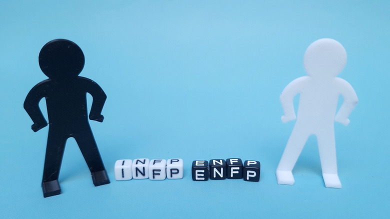 Deux personnages en bâton à côté de blocs indiquant INFP et ENFP.
