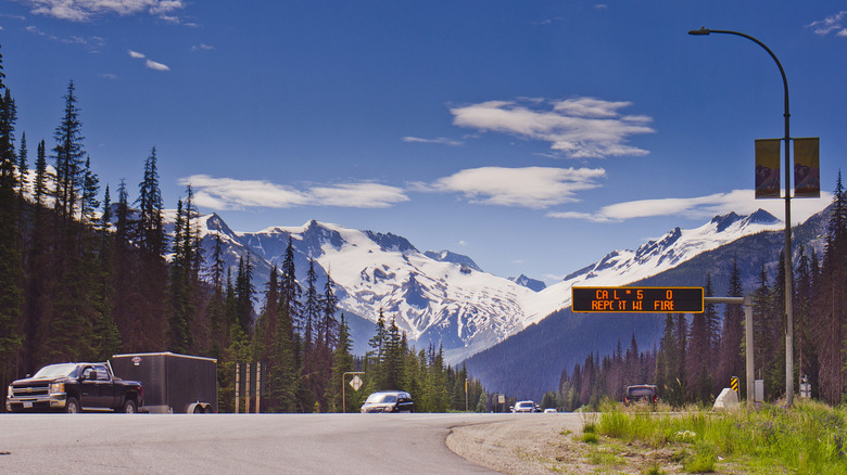 Autoroute traversant les montagnes enneigées près du col Rogers dans le parc national des Glaciers.