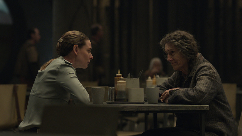 Juliette discute avec Martha à la cafétéria de Silo