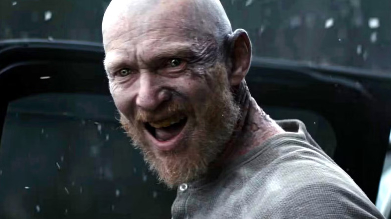 Edgar a l'air plutôt heureux d'être un Deadite dans Evil Dead Burn
