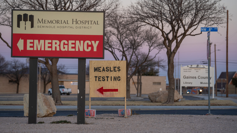 Un panneau annonçant le dépistage de la rougeole à Seminole, Texas