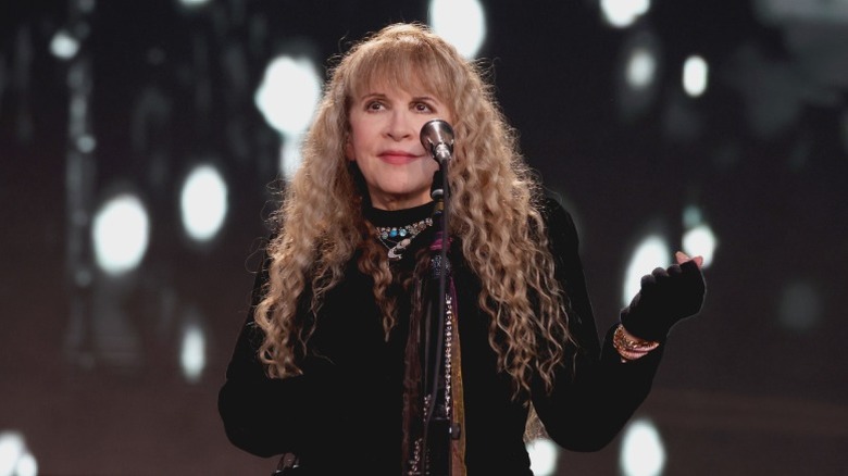 Stevie Nicks se produit sur scène