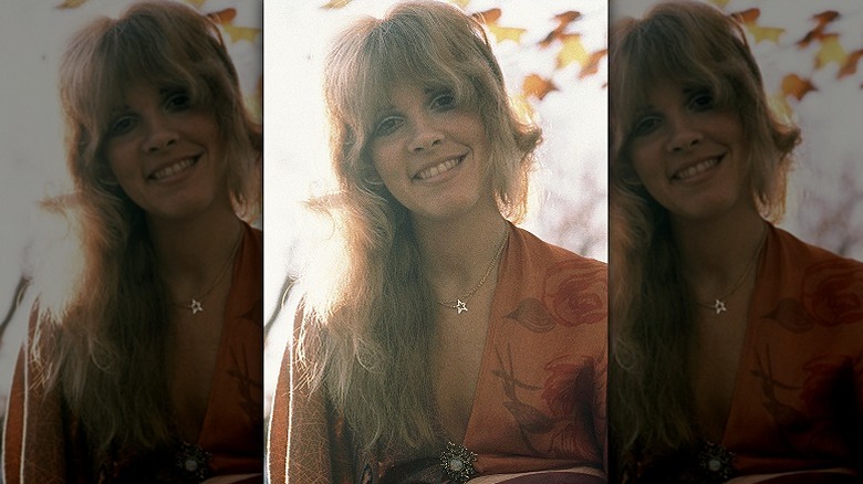 Stevie Nicks sourit devant la caméra dans les années 1970
