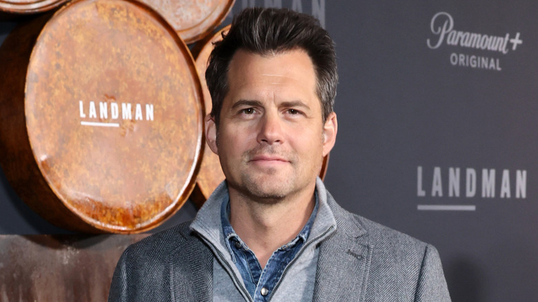 Kristoffer Polaha sur le tapis rouge