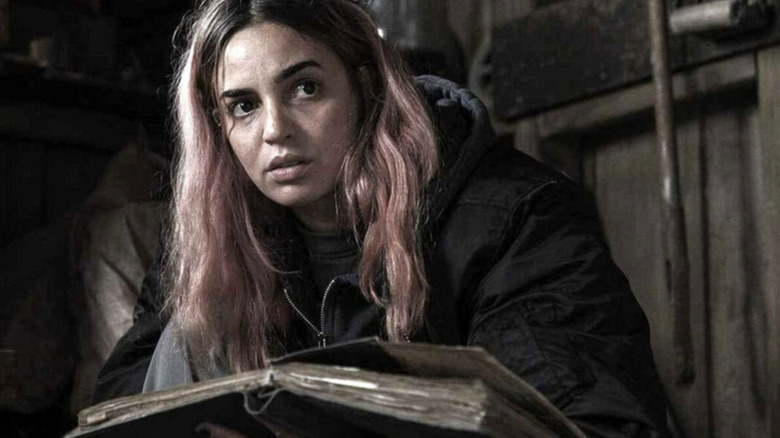 Alice fait quelques lectures légères dans Evil Dead Burn