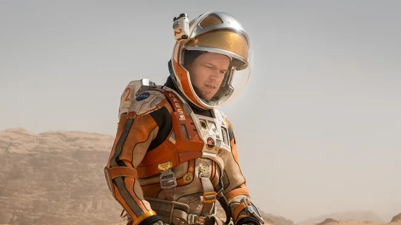 Mark Watney de Matt Damon agenouillé dans sa combinaison EVA dans The Martian