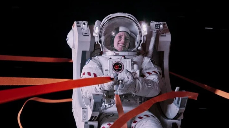 Melissa Lewis de Jessica Chastain tient une attache tout en portant une combinaison spatiale dans The Martian