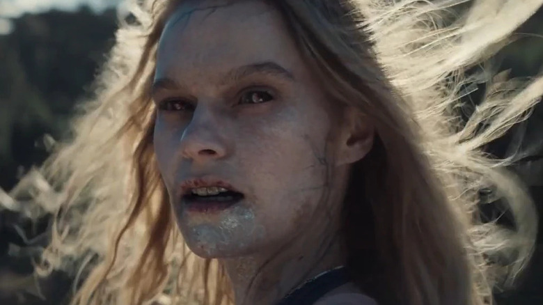 Jessica a l'air un peu malade dans Evil Dead Rise