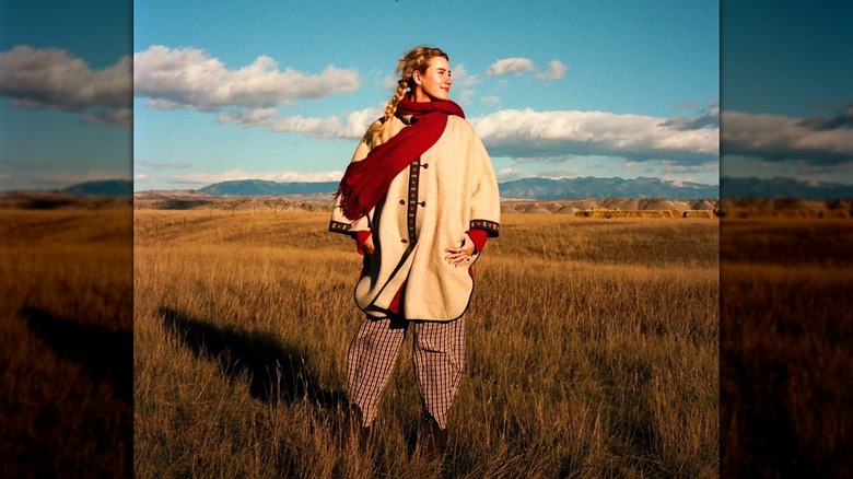 Elle Chapman debout dehors dans le Montana