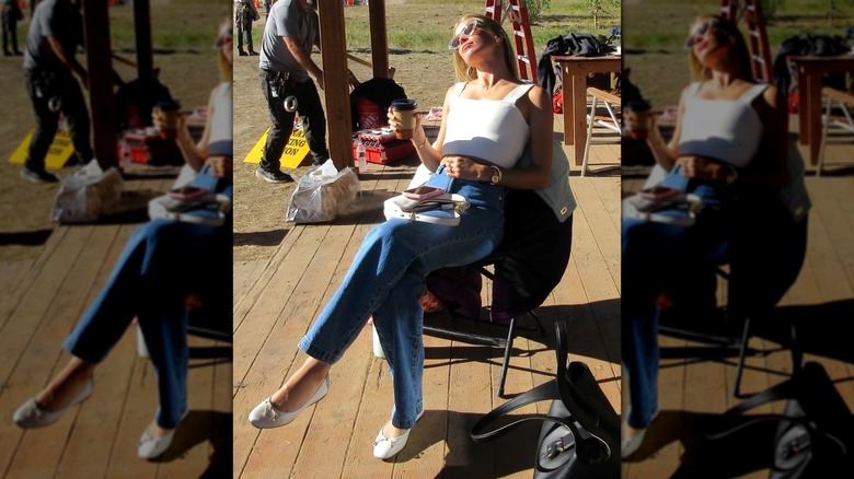 Elle Chapman se repose au soleil avec une tasse de café