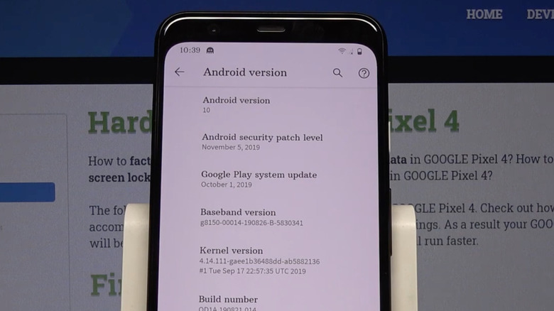 Un Google Pixel 4 affiche la section À propos du téléphone dans son application Paramètres