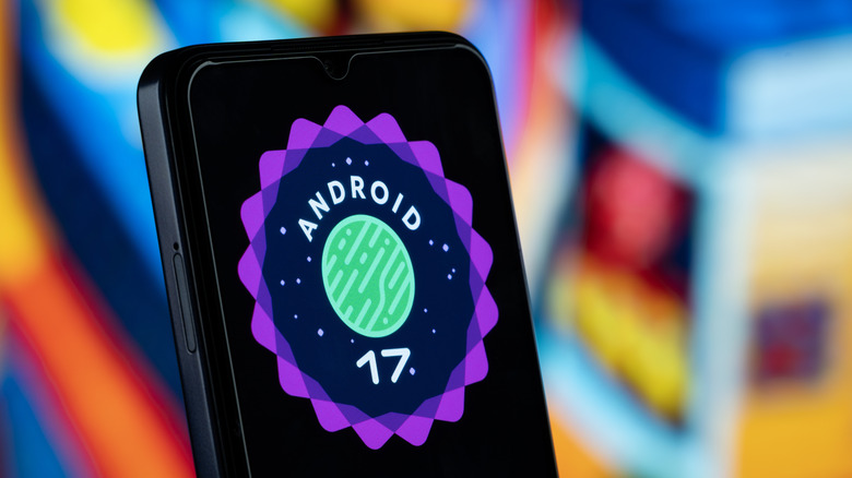 Le logo Android 17 s'affiche sur un écran de smartphone