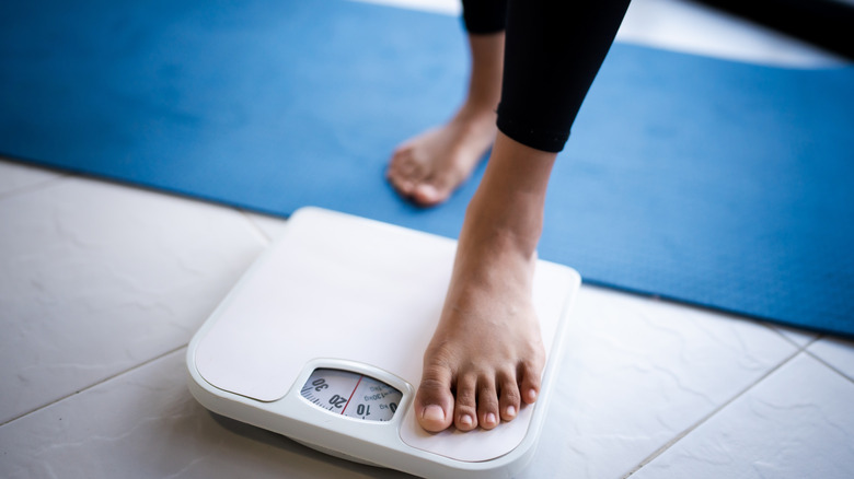 Pieds marchant sur une balance