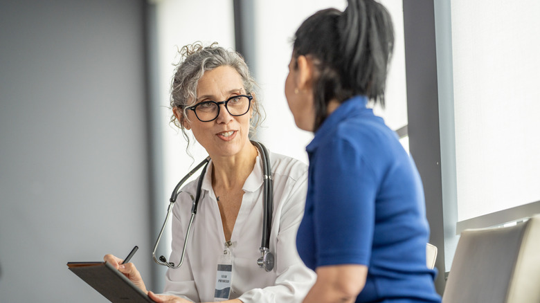 Médecin parlant avec une patiente