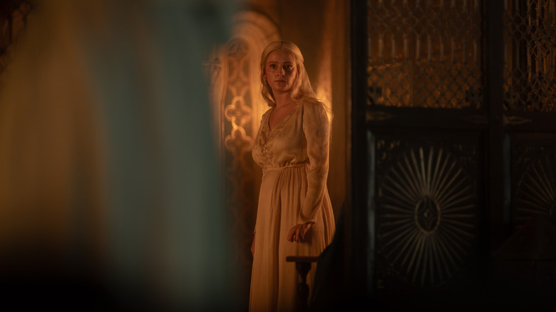 Phia Saban dans le rôle d'Helaena Targaryen portant une robe de chambre dans sa chambre dans La Maison du Dragon