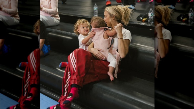 Brittany Mahomes avec ses deux plus jeunes à la fête d'anniversaire de Bronze