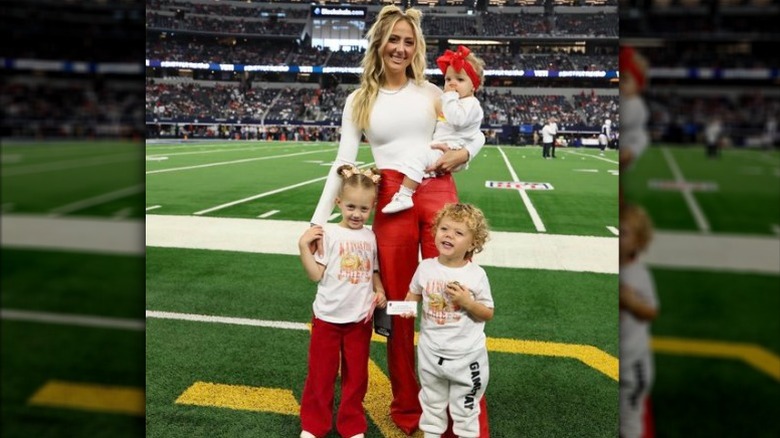 Brittany Mahomes avec les enfants lors d'un match de football au Texas