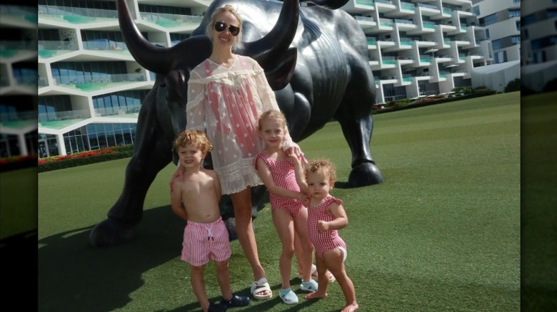 Brittany Mahomes et ses enfants posent devant une statue de taureau aux Bahamas