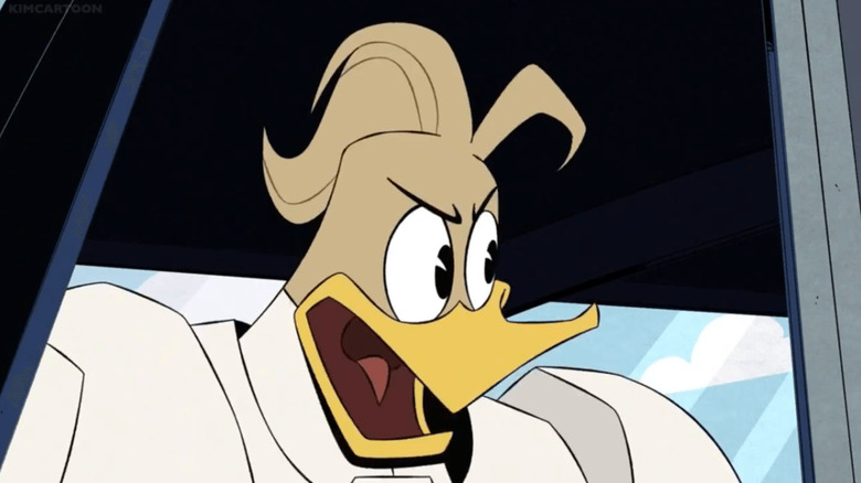Gizmoduck, alias Fenton Crackshell-Cabrera, a l'air alarmé sur DuckTales