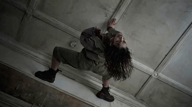 Luciane Buchanan dans le rôle de Thya en Deadite au plafond dans Evil Dead Burn