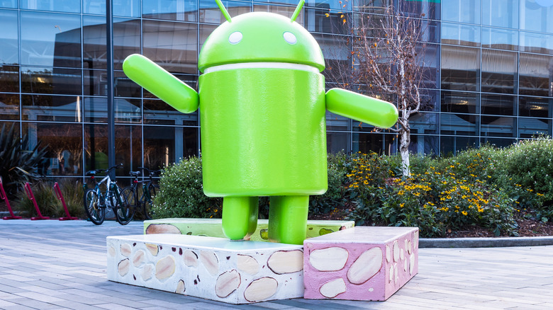 Une grande figurine Android devant le siège de Google
