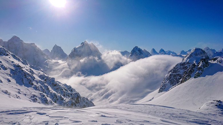 Vue imprenable sur les montagnes Rocheuses canadiennes enneigées et la vallée lors d'une journée d'hiver ensoleillée