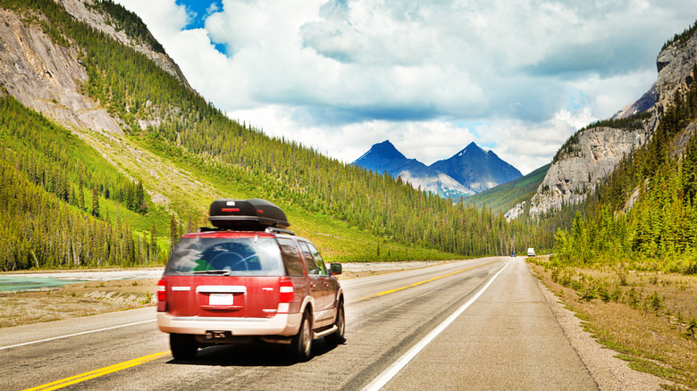 Voiture sur une autoroute à travers les montagnes Rocheuses