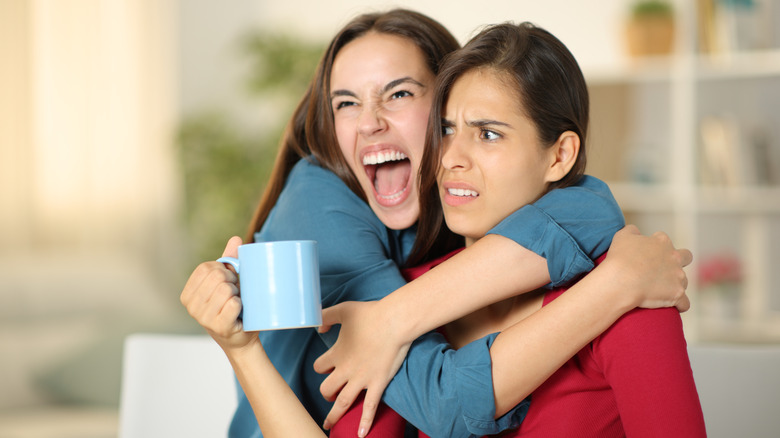 Femme excitée embrassant un ami maladroit