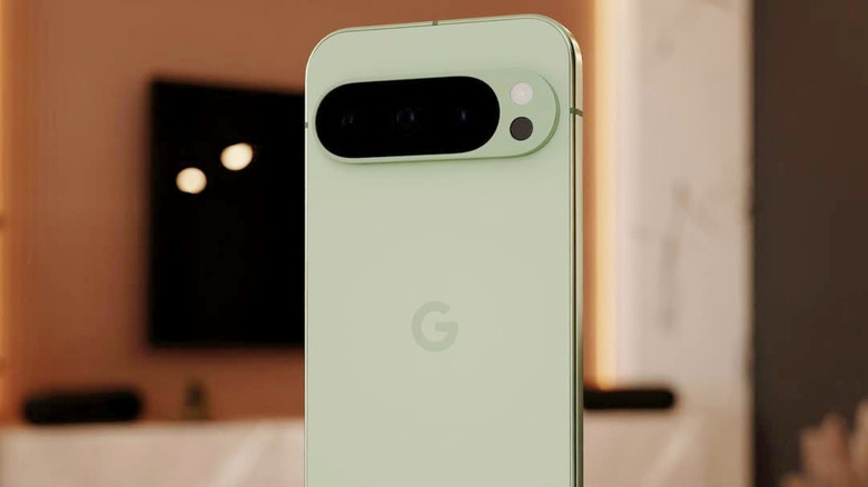 Un Google Pixel 10 pro vert vif au point, avec un arrière-plan flou d'appartement