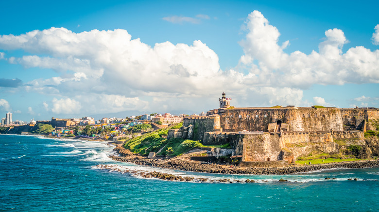 Une grande forteresse sur la côte de Porto Rico.