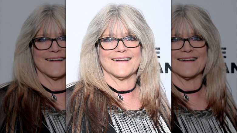 Susan Olsen photographiée en 2023 portant des lunettes