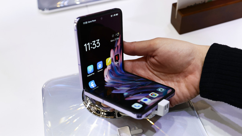Téléphone pliable vertical exposé.