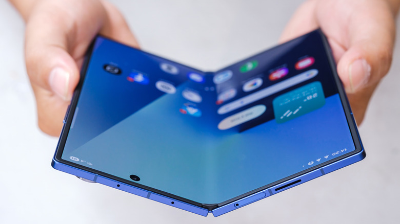 Un Samsung Galaxy Z Fold7 ouvert vers l’extérieur.
