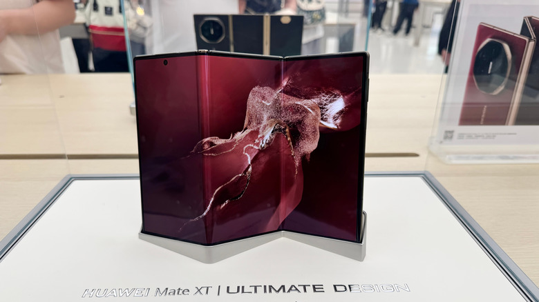 Smartphone pliable en trois Huawei exposé.