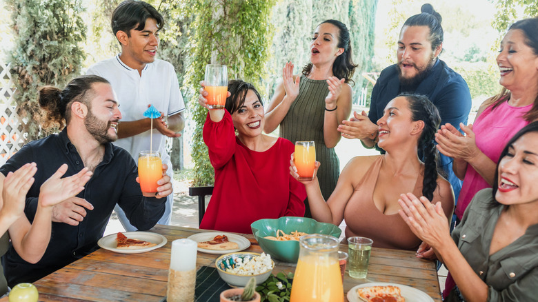 Une grande famille savourant un repas au Mexique.