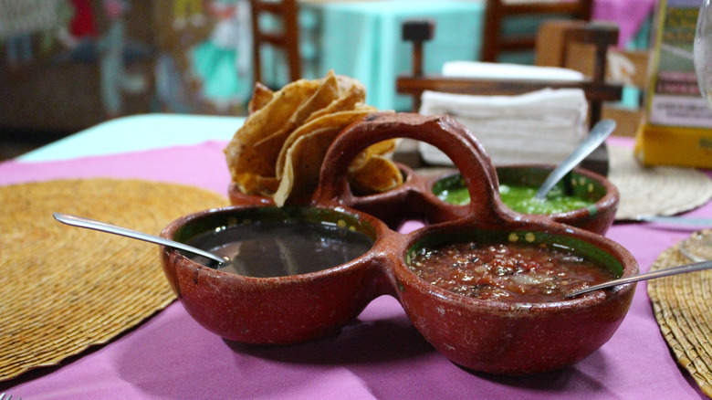 Un trio de salsas dans un restaurant mexicain.