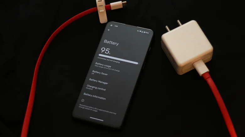 Téléphone à côté de son adaptateur de charge