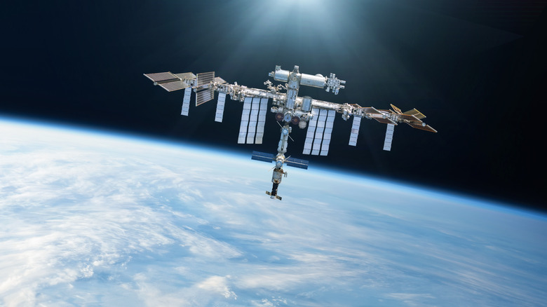 Station spatiale internationale en orbite au-dessus de la Terre