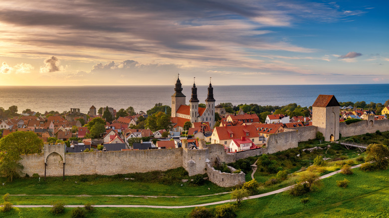 Remparts de la ville, cathédrale et architecture médiévale de Visby avec la mer en arrière-plan