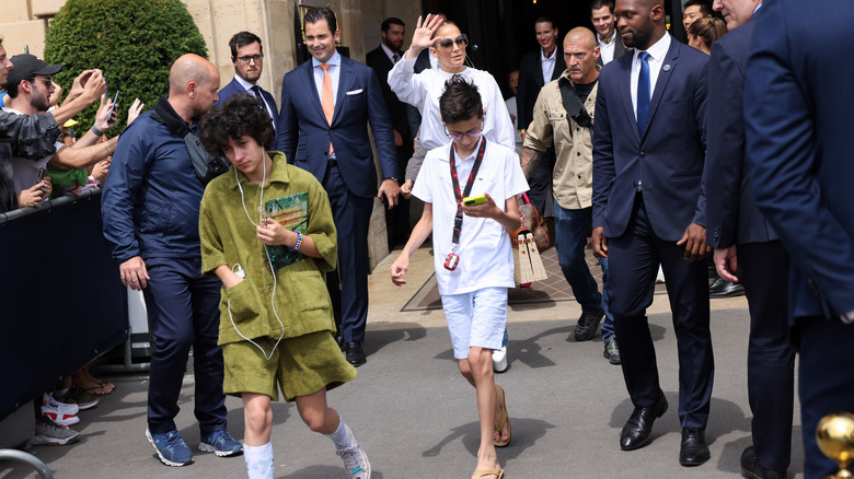 Jennifer Lopez marchant avec ses jumeaux Max et Emme