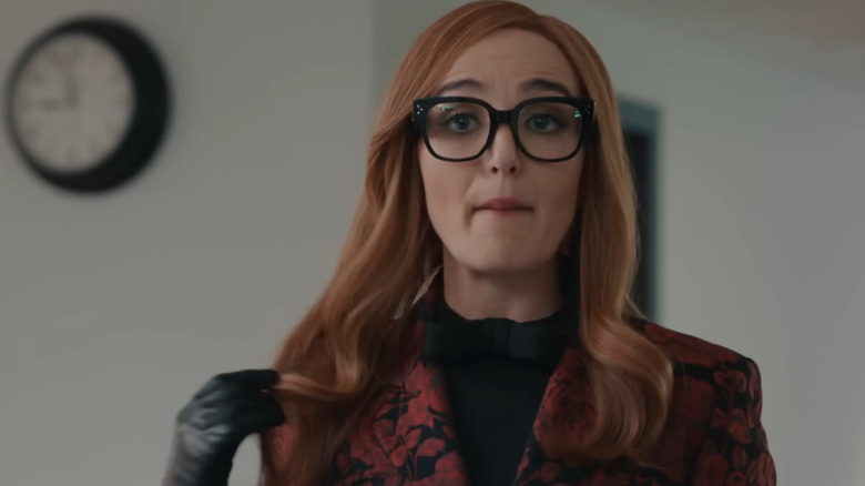 Chloe Fineman joue avec ses cheveux dans le sketch Inventing Chloe de Saturday Night Live