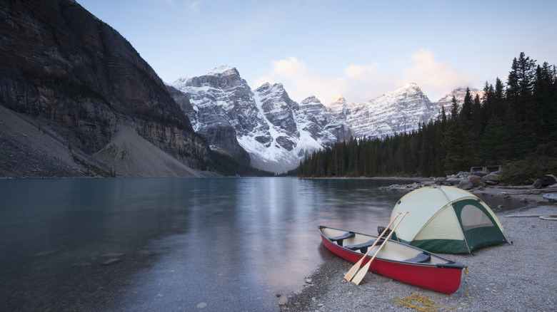 Un canot et une tente au bord d’un lac à Banff.