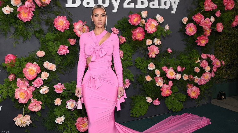 Kim Kardashian tout en rose sur le tapis rouge